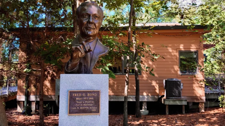 Bronze bust of Fred G. Bond on a granite base with a plaque reading Mayor 1971 to 1983